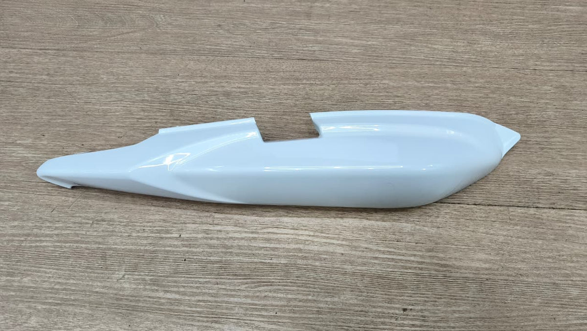 Tapa lateral trasera derecha blanco RKS 125 - 150 - Keeway Original