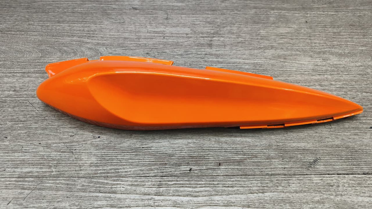 Tapa lateral trasera izq naranja RKV 150 - 2OO - Keeway Original
