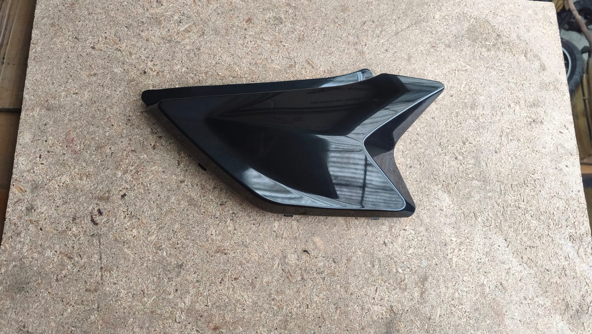 Tapa cubre bateria derecha negro RKS 125 - 150 - Keeway Original