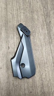 Tapa Izq cubre soporte pedalin trasero RKS 125 - 150 - Keeway Original