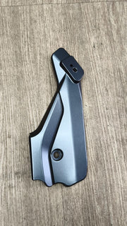 TAPA IZQ CUBRE SOPORTE PEDALIN TRASERO RKS 125 - 150